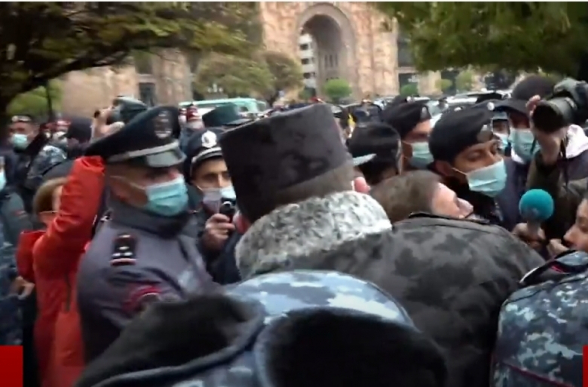 Напряженная ситуация у здания Правительства: полиция применяет силу в отношении граждан (видео)